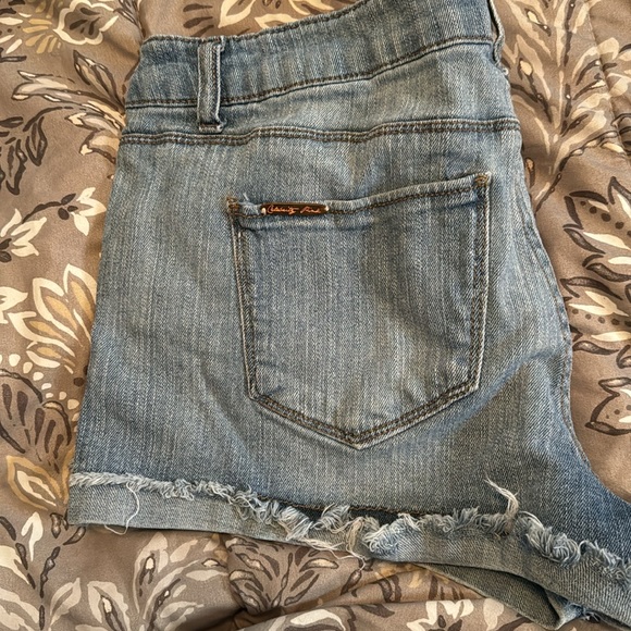 EUC Celebrity Pink Jean shorts - Picture 3 of 3